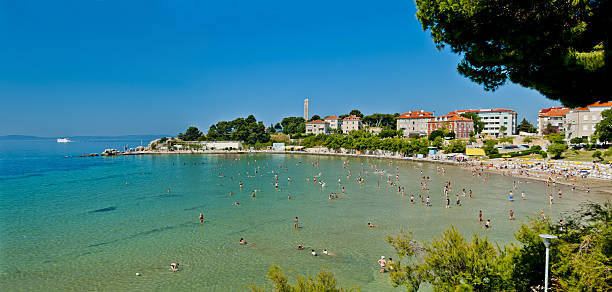 bacvice praia durante o verão, na cidade de split, croácia - split up - fotografias e filmes do acervo