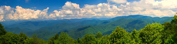 landschaft der great smoky mountains - great smoky mountains great smoky mountains national park mountain smoke stock-fotos und bilder