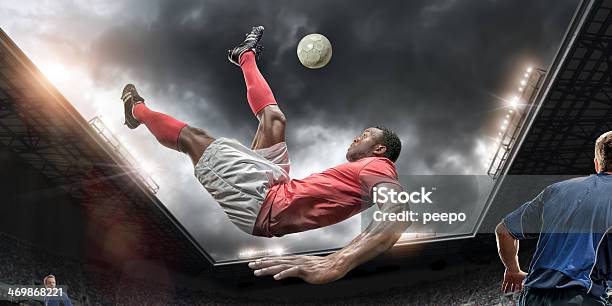 サッカー選手オーバヘッドキックを - アフリカ民族のストックフォトや画像を多数ご用意 - アフリカ民族, サッカー選手, サッカー