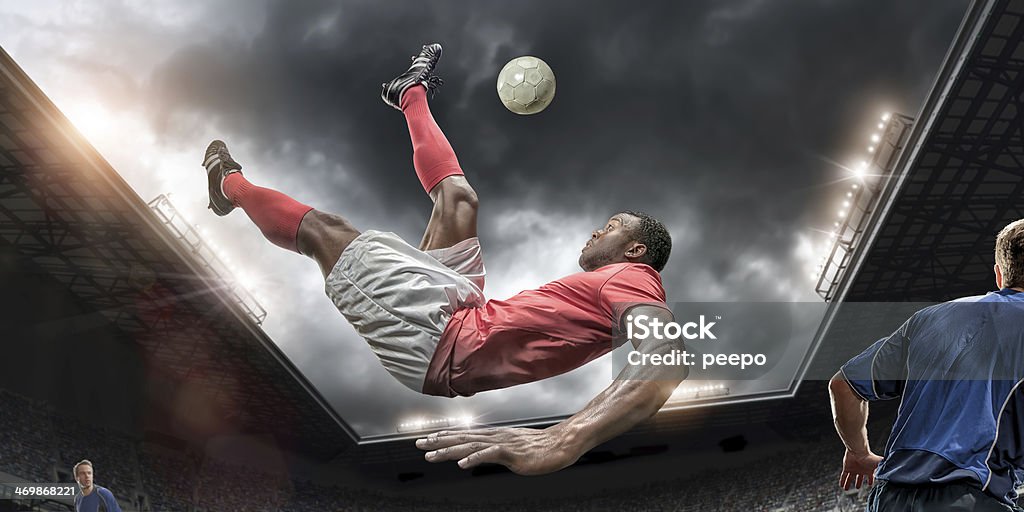 Футболист работает над головой удар - Стоковые фото Африканская этническая группа роялти-фри