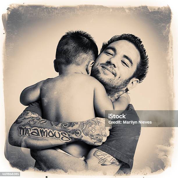 Tattooed Daddy Abraço - Fotografias de stock e mais imagens de 2-3 Anos - 2-3 Anos, Abraçar, Adulto