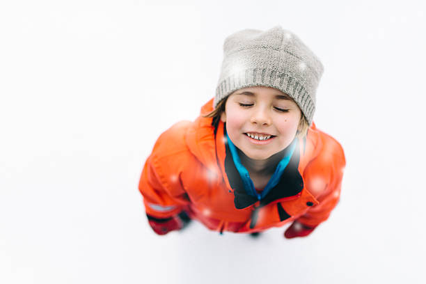 dziewczynka cieszy się w śnieg - snow ski zdjęcia i obrazy z banku zdjęć