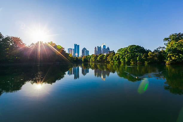 skyline di atlanta riflette in piedmont park lake - piedmont park foto e immagini stock