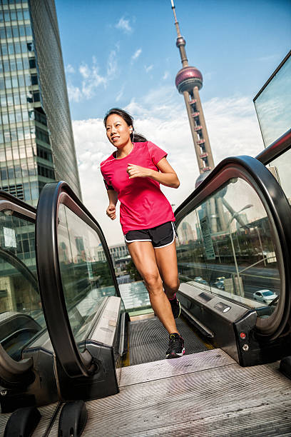 asian mulher correndo escadas em cidade urbana - distance running audio - fotografias e filmes do acervo