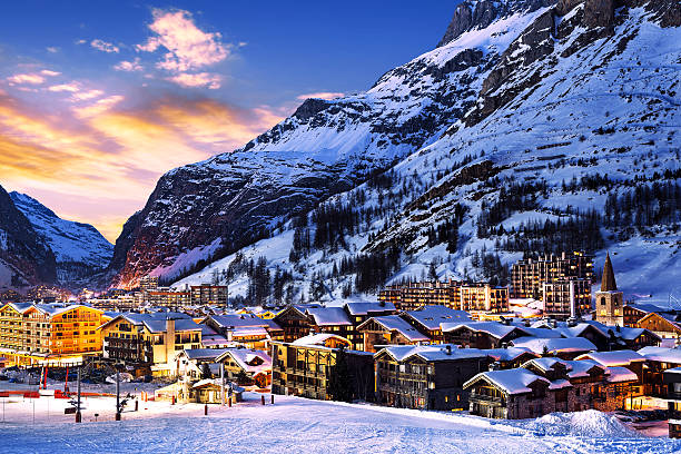 val d'isère city - estância de esqui imagens e fotografias de stock