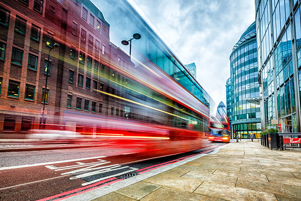 londres um ônibus de dois andares na bishopsgate - traffic movement - fotografias e filmes do acervo