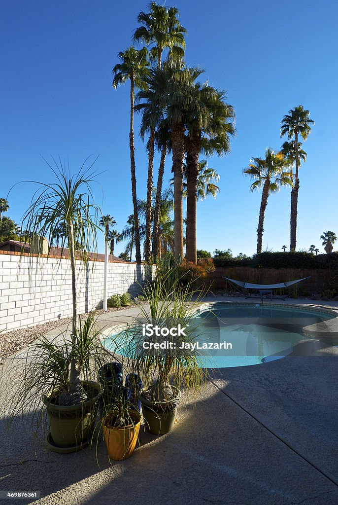 Piscina dos fundos & pátio, casa do sul de Palm Springs, Califórnia, EUA - Foto de stock de Muro royalty-free