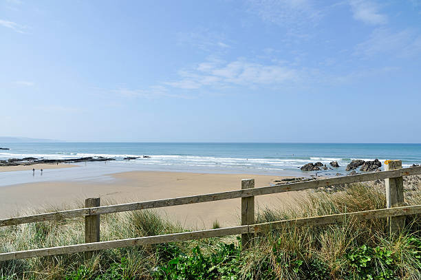 praia no bude na cornualha, inglaterra, reino unido - beach atlantic ocean cornwall england sea - fotografias e filmes do acervo