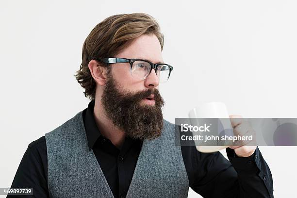 Schöne Elegante Mann Trinkt Kaffee Stockfoto und mehr Bilder von Bart - Bart, Brille, Ein Mann allein