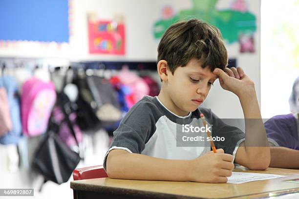 Test Di Scuola Elementare - Fotografie stock e altre immagini di Ambientazione interna - Ambientazione interna, Aula, Bambini maschi