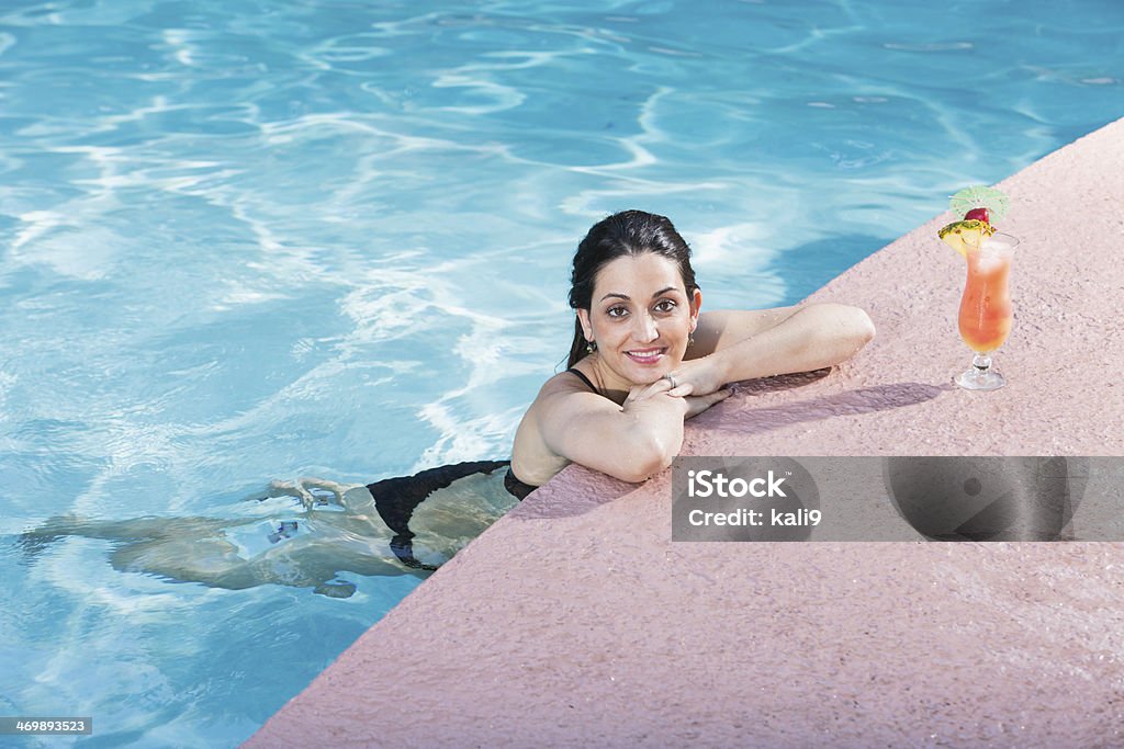 Mulher hispânica com cocktail na piscina - Foto de stock de 20 Anos royalty-free