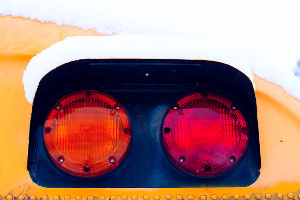 autocarro escolar neve coberta de luzes de aviso - bussing imagens e fotografias de stock