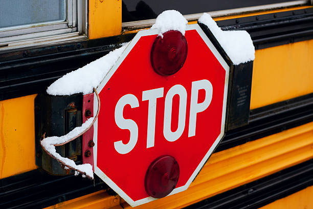 neve coberta de escola sinal de paragem de autocarro - bussing imagens e fotografias de stock