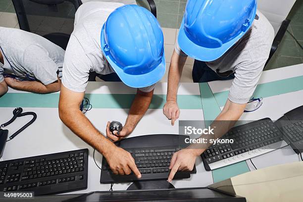 Engineers In Projekt Zimmer Stockfoto und mehr Bilder von PC - PC, Fabrik, Ingenieur