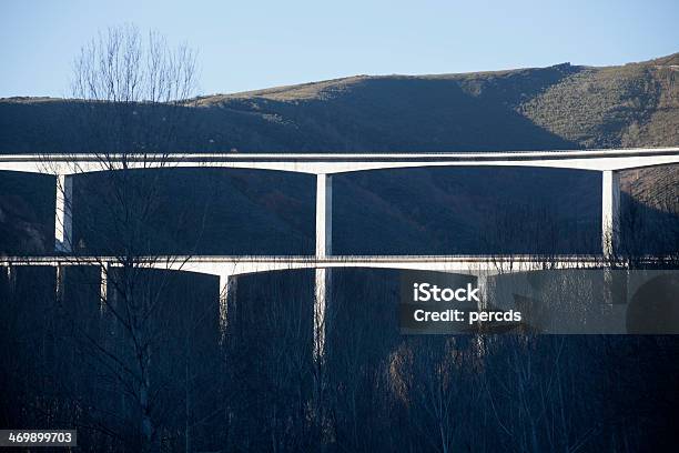 Viaducts Y A Las Montañas Foto de stock y más banco de imágenes de Aire libre - Aire libre, Autopista, Boscaje