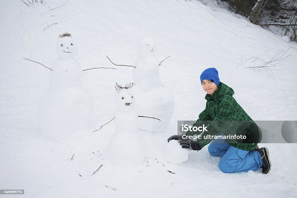 Teenager-Jungen Spielen im Schnee und einen Schneemann. - Lizenzfrei Aktivitäten und Sport Stock-Foto