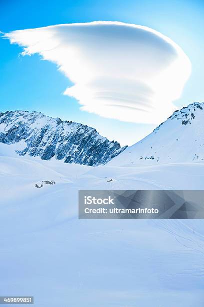 Frescos Neve No Topo Das Montanhas Dos Alpes - Fotografias de stock e mais imagens de Alpes Europeus - Alpes Europeus, Alpes Peninos, Ao Ar Livre