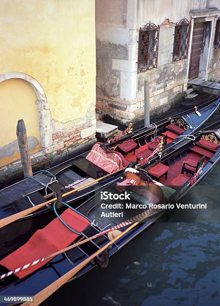 Due Cabine Ormeggiate A Venezia - Fotografie stock e altre immagini di 2010-2019 - 2010-2019, Ambientazione esterna, Attività ricreativa