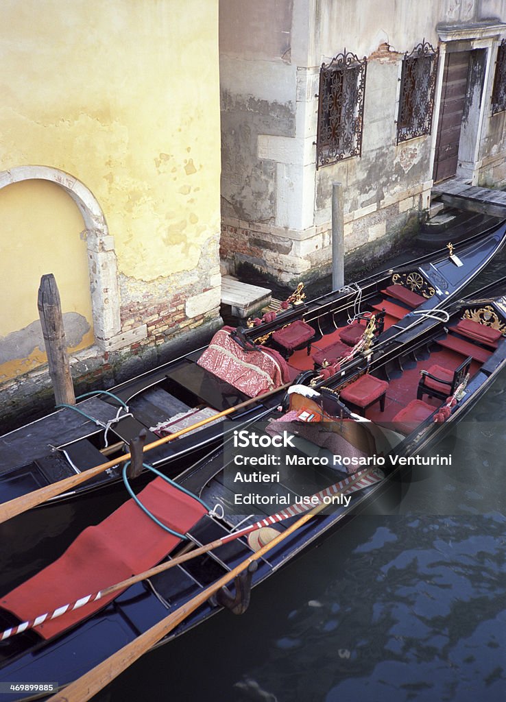 Dwa gondolami zacumowane w Venezia - Zbiór zdjęć royalty-free (2010-2019)