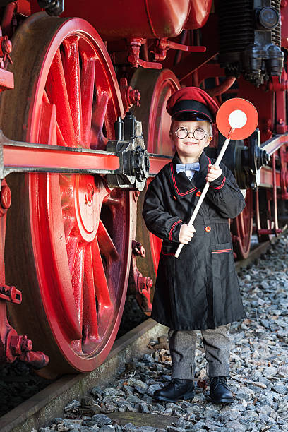 mały chłopiec konduktor - locomotive steam train train snow zdjęcia i obrazy z banku zdjęć