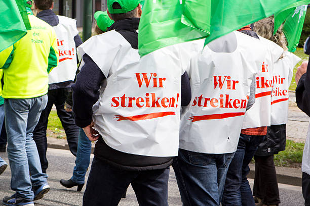 предупреждение забастовка и демонстрация для высшего заработной платы в государственном поводыри - protestor protest strike labor union стоковые фото и изображения