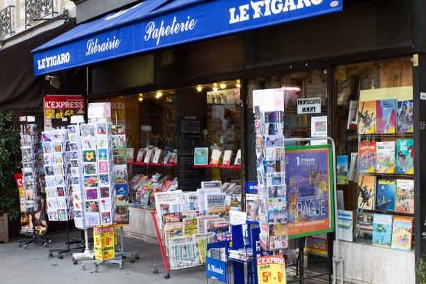 przyjazne księgarnie paryski - sklep z kartkami zdjęcia i obrazy z banku zdjęć