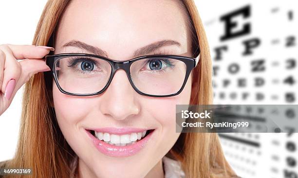 Kobieta Z Okulary I Oczu Wykres Testu - zdjęcia stockowe i więcej obrazów Alfabet - Alfabet, Badanie oczu, Białe tło