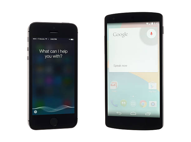 siri vs google os comandos de voz - iphone google global communications communication imagens e fotografias de stock