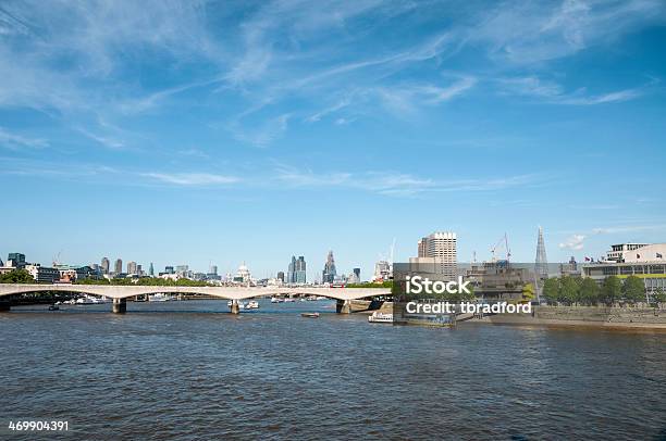 O Rio Tamisa Em Londres Inglaterra - Fotografias de stock e mais imagens de Ao Ar Livre - Ao Ar Livre, Arquitetura, Capitais internacionais