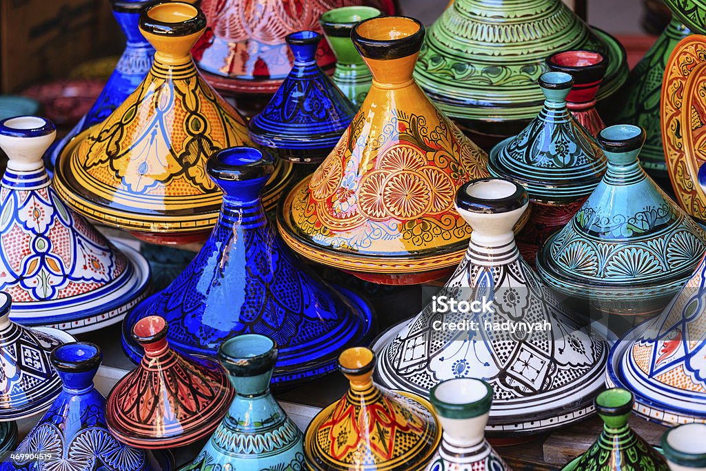 색상화 Maroccan 타진 pots 시 수크 (마라케쉬 - 로열티 프리 아랍 시장 스톡 사진