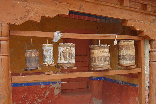 ruedas de oración budistas - tibet tibetan culture buddhism writing fotografías e imágenes de stock