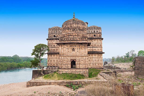 chhatris cenotaphs, orchha - cenotaph photos et images de collection