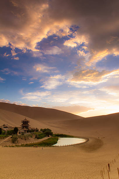 dunhuang oasis, china - dunhuang fotografías e imágenes de stock