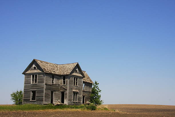 istock Spooky Old Abandoned Iowa Farmhouse 469906668