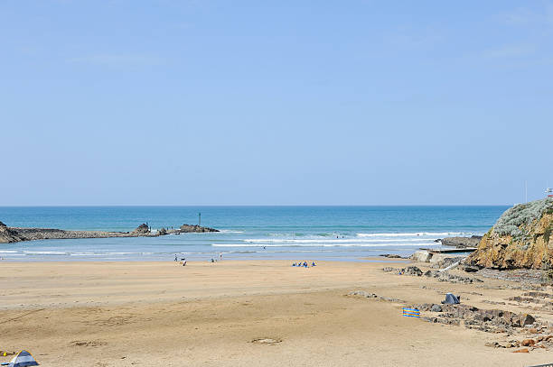 plage de bude en cornouailles, angleterre, royaume-uni - bude photos et images de collection