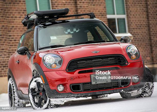 Roten Mini Cooper Paceman Im Schnee Stockfoto und mehr Bilder von Architektur - Architektur, Aussicht genießen, Auto