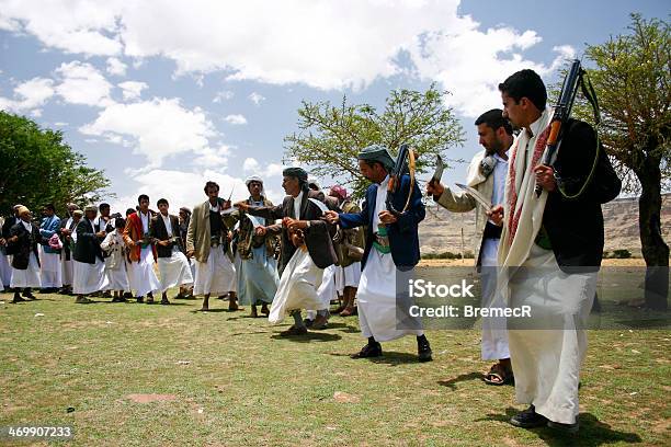 Baile Tradicional En Yemen Foto de stock y más banco de imágenes de Adulto - Adulto, Aire libre, Arabia