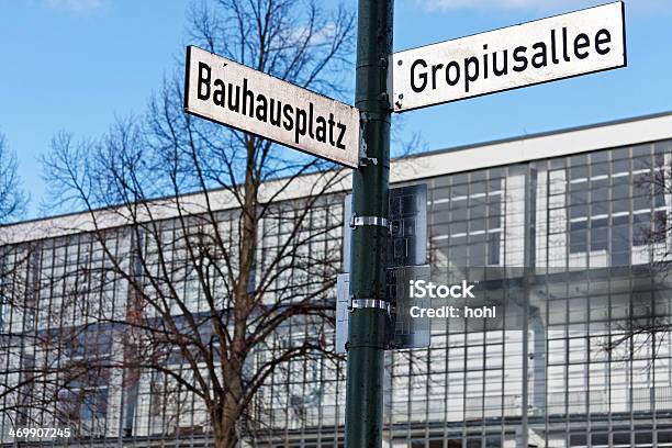 Bauhaus Dessau Fachada Con La Señal De Nombre De Calle Foto de stock y más banco de imágenes de Bauhaus