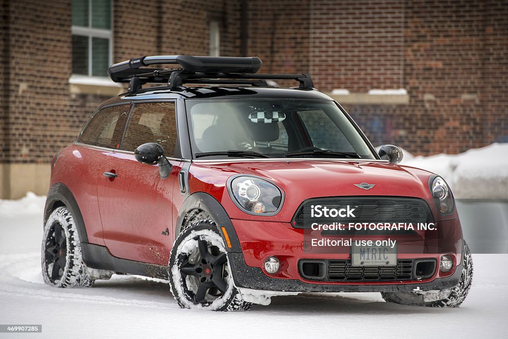 Roten MINI COOPER Paceman im Schnee - Lizenzfrei Auto Stock-Foto