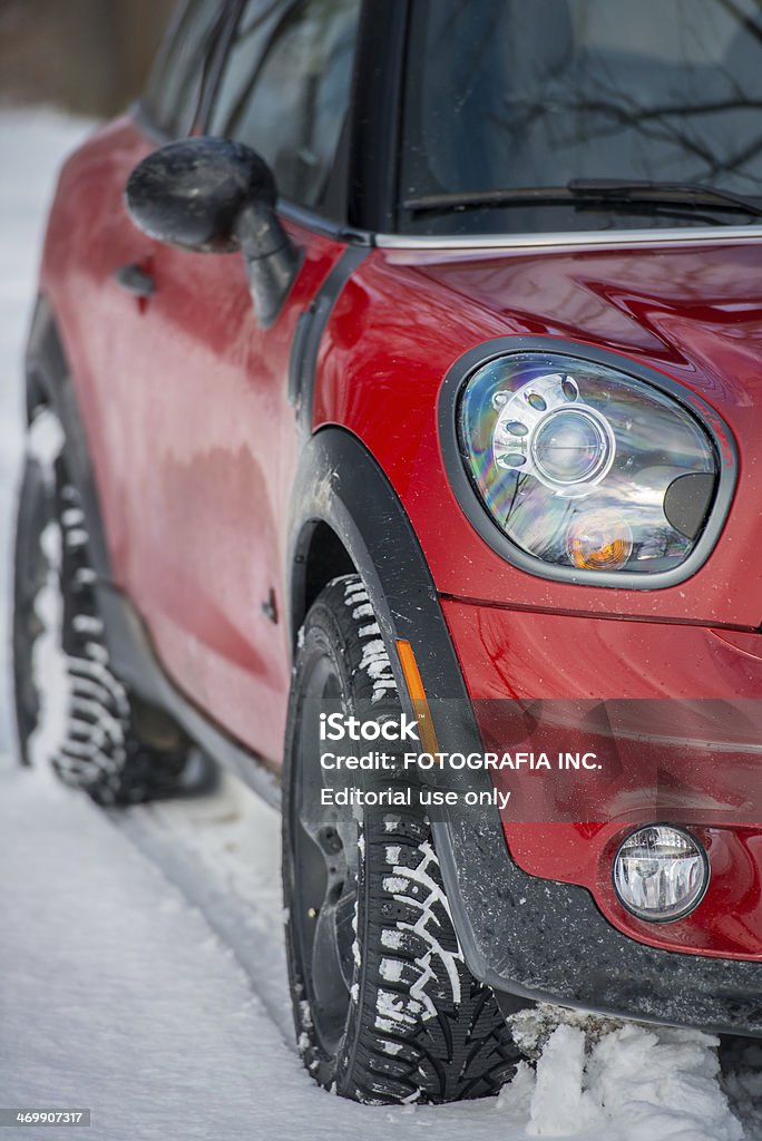 Красный MINI COOPER Paceman в снег - Стоковые фото Mini Cooper роялти-фри