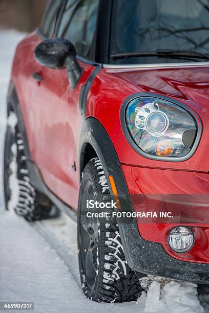 Красный Mini Cooper Paceman В Снег — стоковые фотографии и другие картинки Mini Cooper - Mini Cooper, Автомобиль, Автомобиль класса SUV
