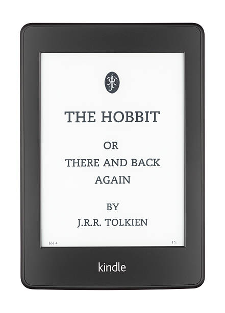 le hobbit sur un kindle paperwhite - kindle paperwhite photos et images de collection