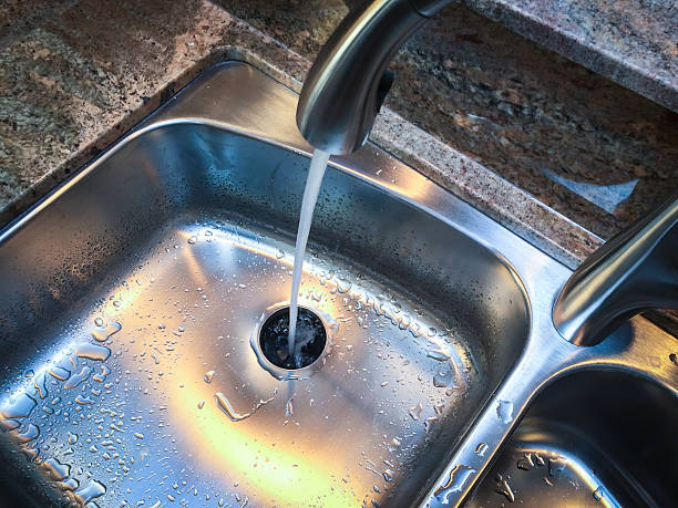 주방 가라앉다 - sink domestic kitchen kitchen sink faucet 뉴스 사진 이미지