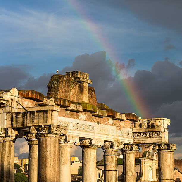 die temple of saturn am forum romanum, rom, italien - rome sunlight roman forum temple of saturn stock-fotos und bilder