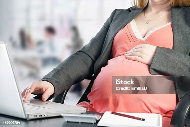 Работа Во Время Беременности — стоковые фотографии и другие картинки Беременная - Беременная, Профессия, Работать