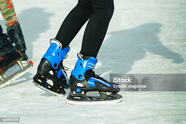 Patinaje Sobre Hielo Foto de stock y más banco de imágenes de Azul - Azul, Patín sobre hielo, Actividad