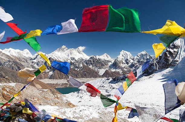 vista del monte everest con bandiere di preghiera buddista - renjo la foto e immagini stock
