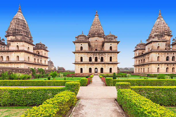 chhatris cenotaphs, orchha - cenotaph foto e immagini stock