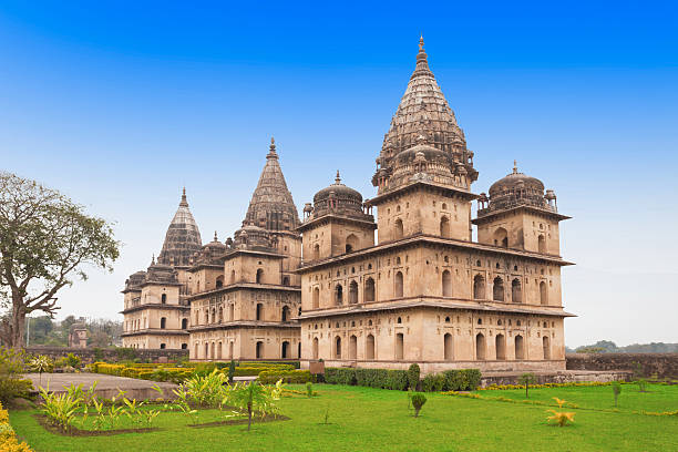 chhatris cenotaphs, orchha - cenotaph photos et images de collection