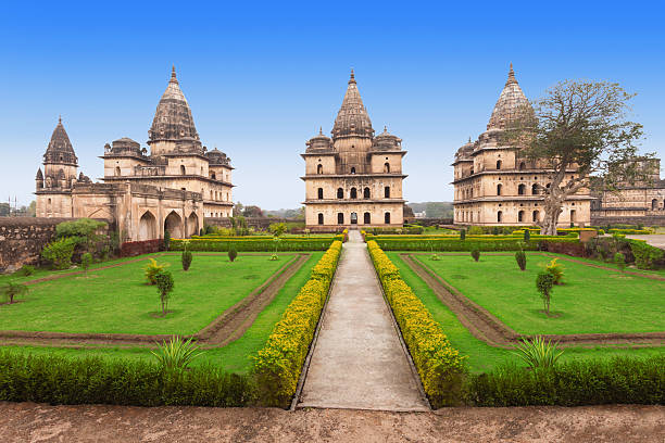 chhatris cenotaphs, orchha - cenotaph foto e immagini stock